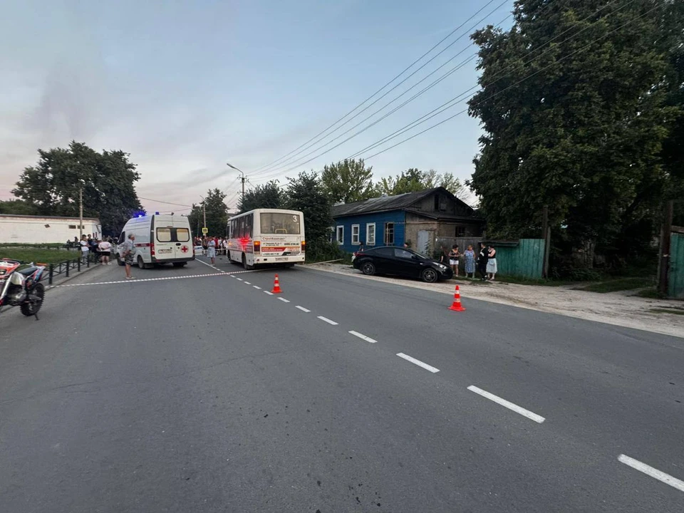 Два юных мотоциклиста столкнулись в Касимове, и один из них отлетел в автобус.