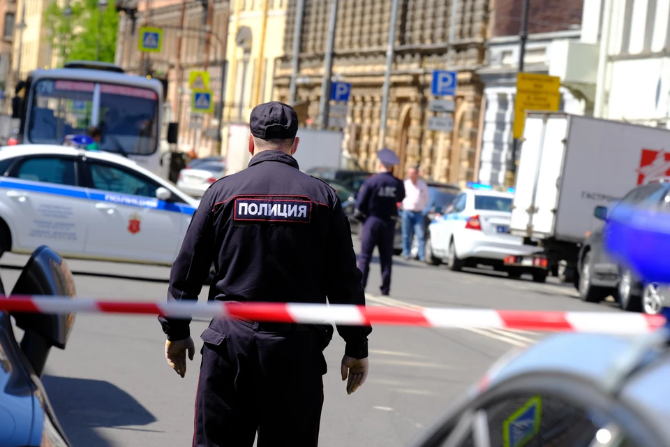 Вход в здание оцепили правоохранители