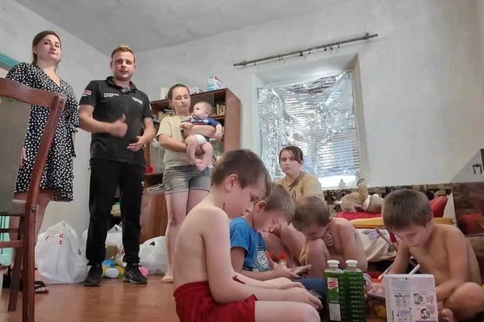 Волонтеры доставили самое необходимое для большой семьи. Фото: Народный фронт Запорожской области