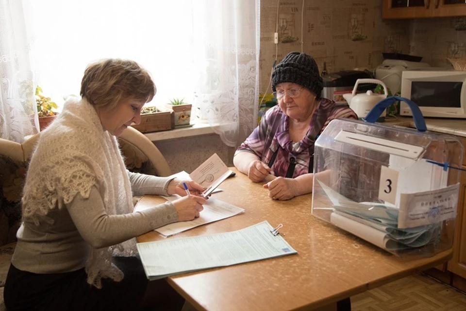 Возможностью голосования на дому могут воспользоваться граждане, которые по состоянию здоровья не в состоянии выйти за пределы своего дома или квартиры.