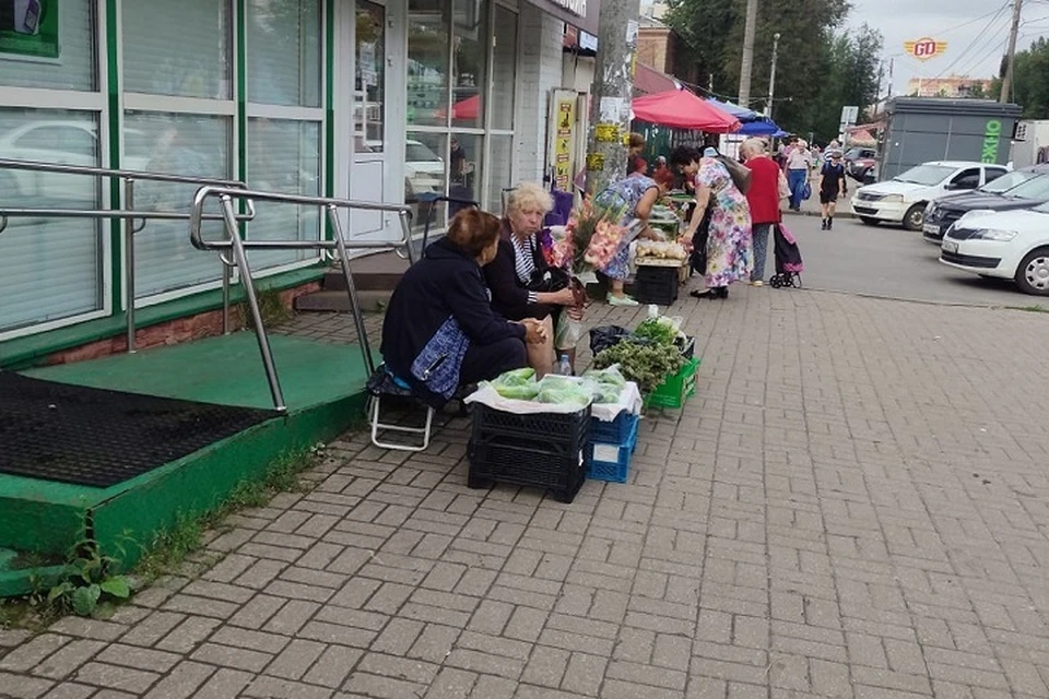 На бабушек, торгующих у рынка в Ярославле, составили протоколы. ФОТО: Юрий Емец, ВКонтакте