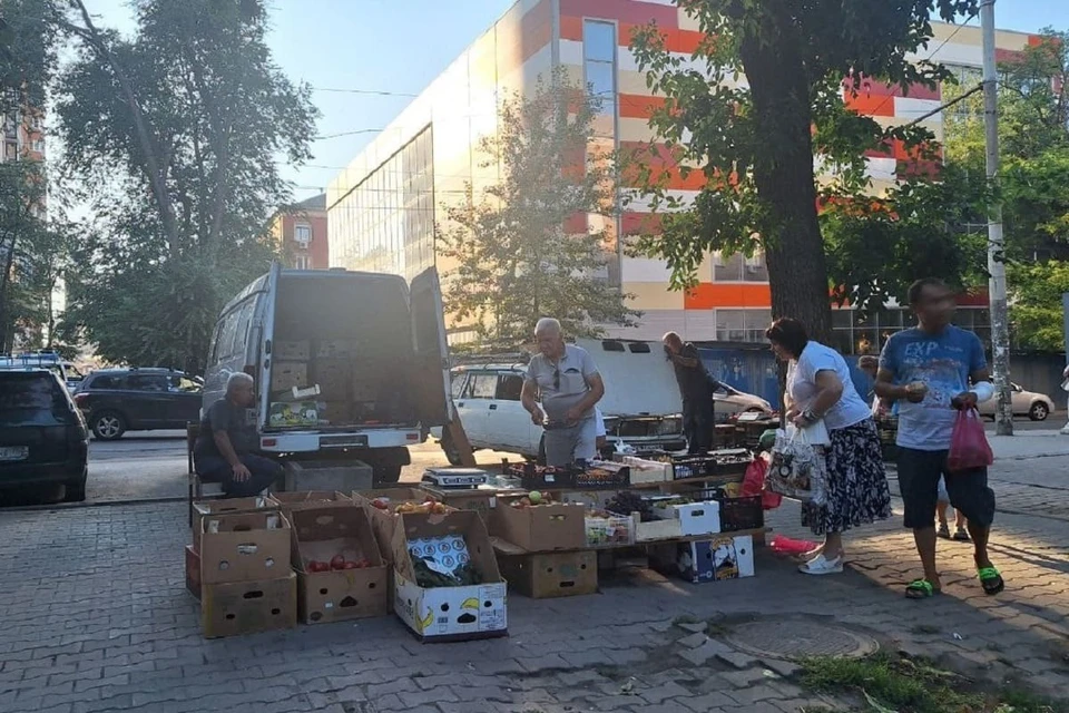 Борьба с нелегальной торговлей на улице Сержантова ведется еще с двухтысячных годов.
