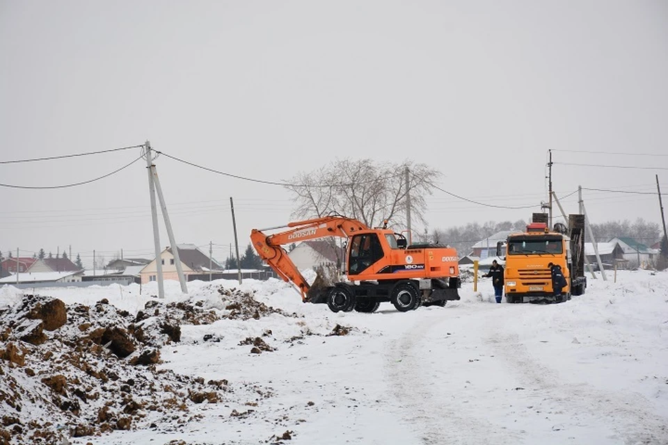 Работы по перекладке водопроводных сетей мркн. Входной в феврале 2025 года. Фото: пресс-служба АО "Омскводоканал".