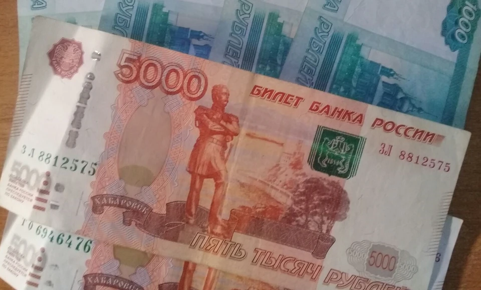 Владелец авто передал сотруднику полиции взятку в размере 30 тысяч рублей, положив их в перчаточный ящик патрульного автомобиля.
