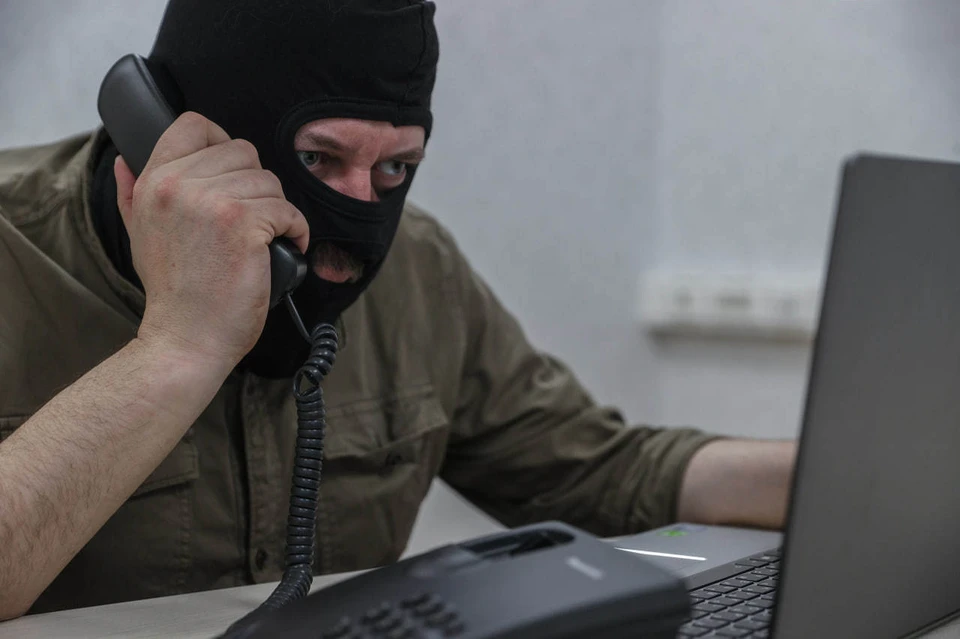 Мошенники звонят гражданам РФ из службы доставки, а затем якобы из Роскомнадзора