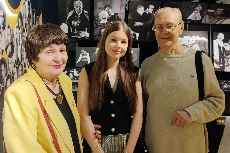 Мария Табакова в окружении дедушки и бабушки - родителей Марины Зудиной