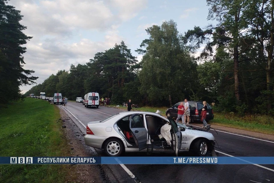 Лобовое ДТП с двумя легковыми авто случилось под Слонимом – три человека погибли. Фото: телеграм-канал МВД Беларуси