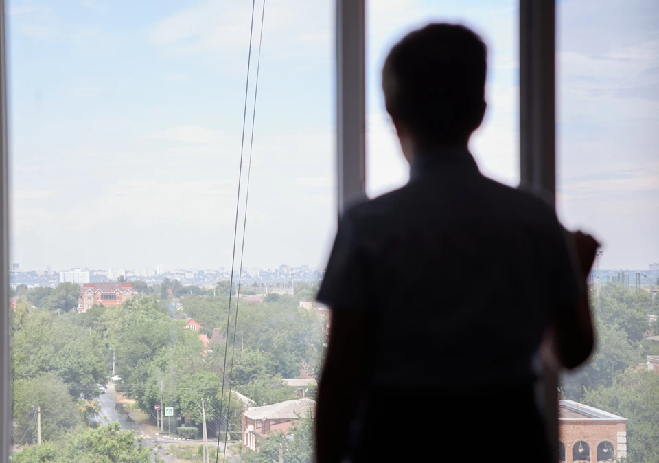 В Кирово-Чепецке полицейские устанавливают обстоятельства падения ребенка из окна.