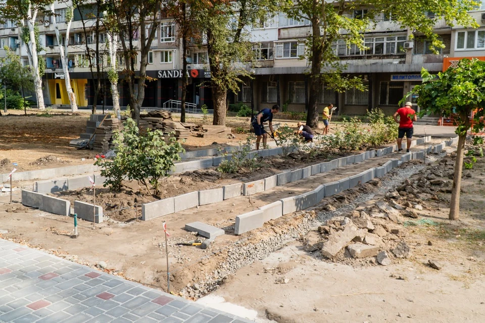 В Мелитополе ремонтируют сквер. Фото - тг-канал Сергея Золотарева