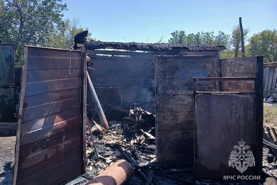 Всего огнем было охвачено 12 кв. метров. Фото: пресс-служба ГУ МЧС России по Ростовской области