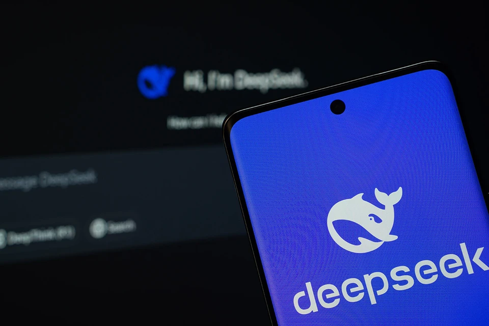 Компания DeepSeek отложила выпуск модели чат-бота из-за несовместимости с чипами. Фото: Bangla press/Shutterstock/Fotodom