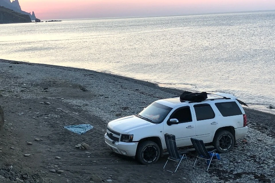 Авто паркуют прямо на берегу Черного моря. Фото: Борис-Константинович Яремко/Vk