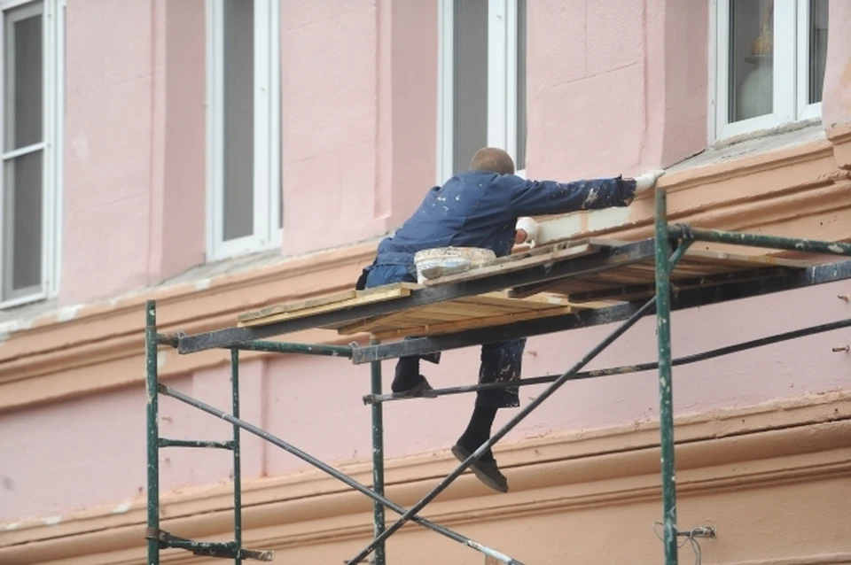 В настоящее время специалисты приступили к реставрации фасадов исторического здания.