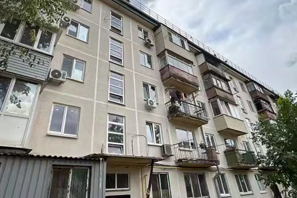 На улице Покрышкина в Мариуполе строители почти восстановили еще один дом. Фото: РКС-НР