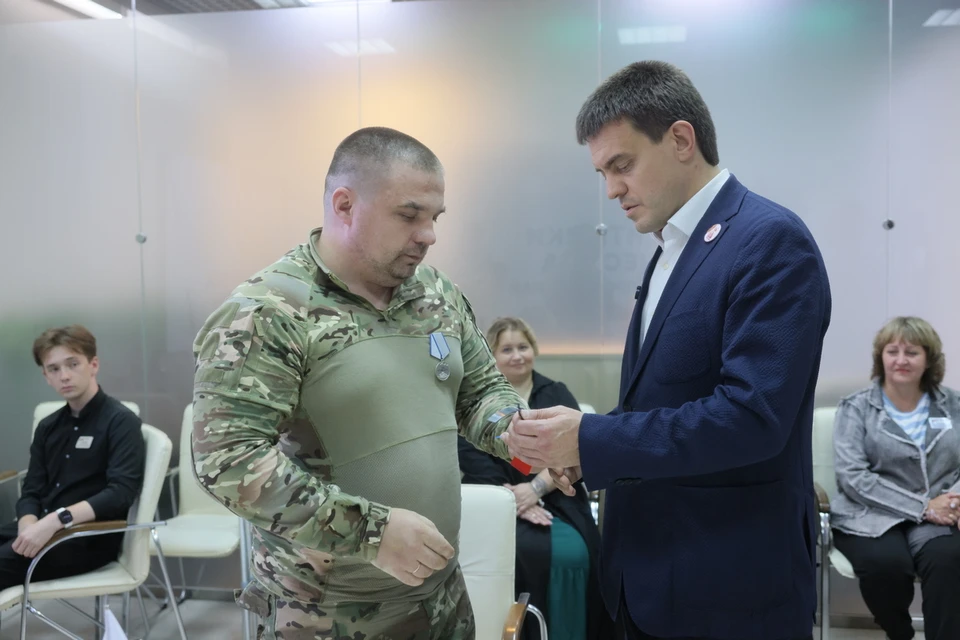 Губернатор Красноярского края вручил ключи от автомобилей ветеранам СВО