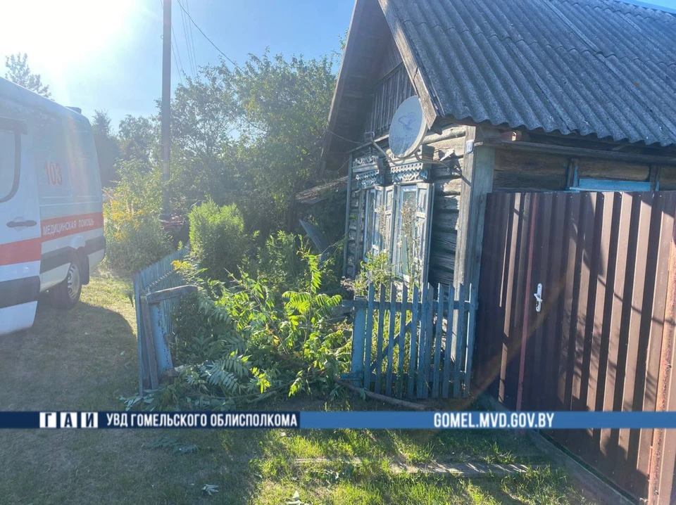 Водитель квадроцикла врезался в жилой дом и погиб в Гомельской районе. Фото: телеграм-канал УВД Гомельского облисполкома
