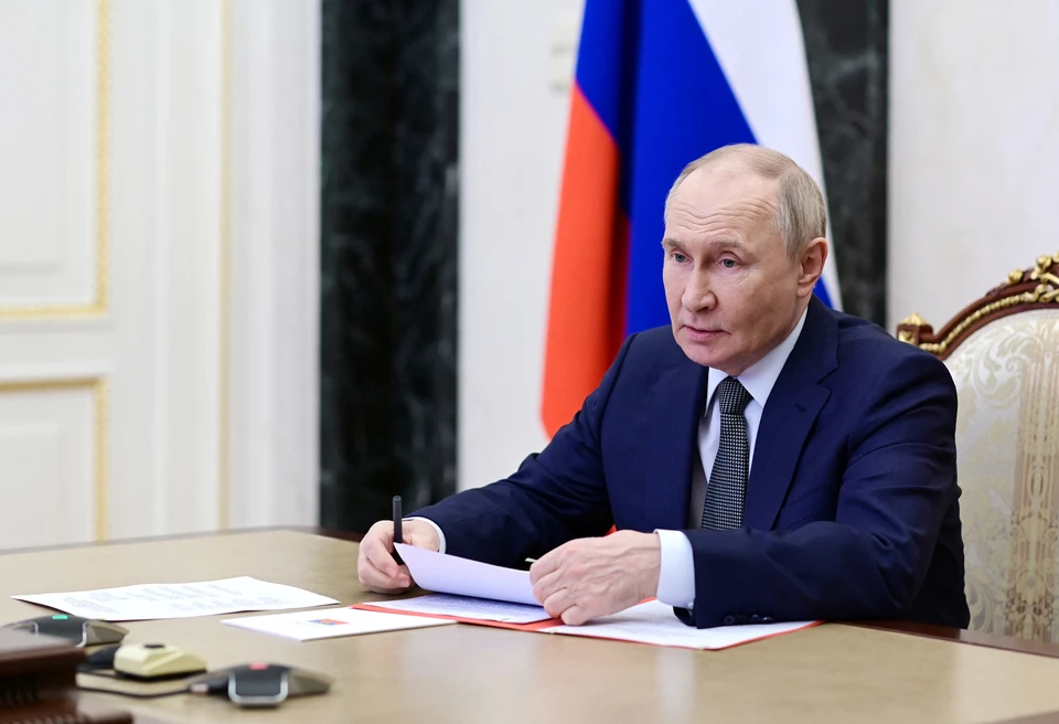 Владимир Путин перед встречей с Трампом прибыл на завод в Магадане