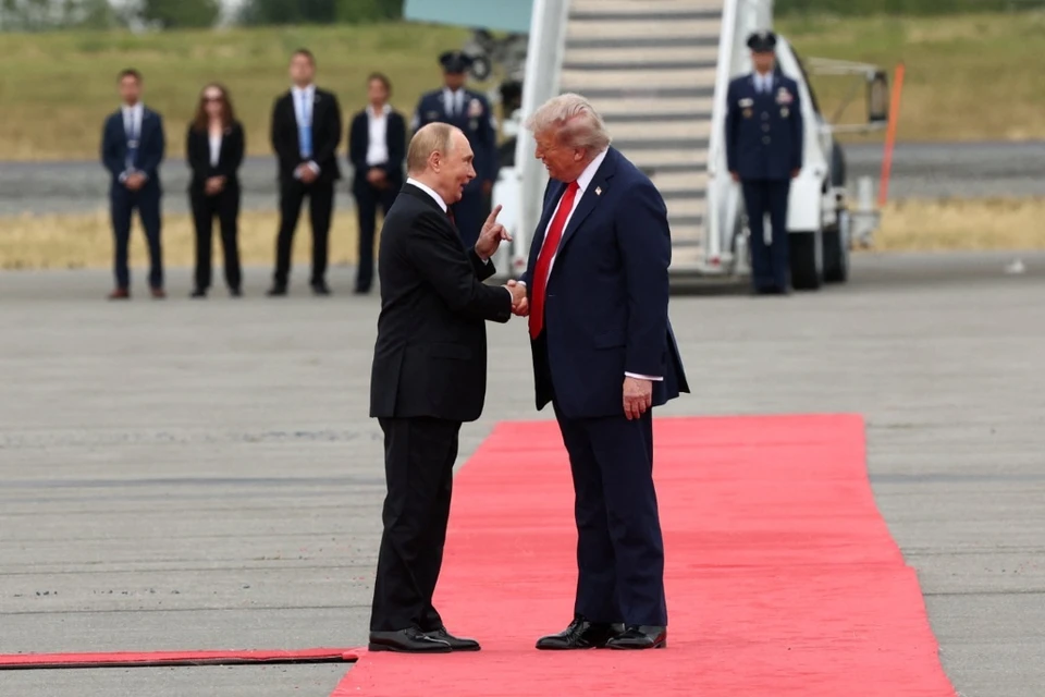 Владимир Путин и Дональд Трамп синхронно вышли из самолетов