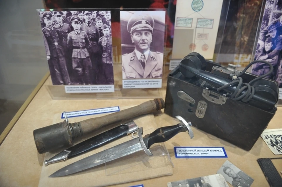 Среди экспонатов оказались фотографии, военная форма, личные письма, модели самолетов.