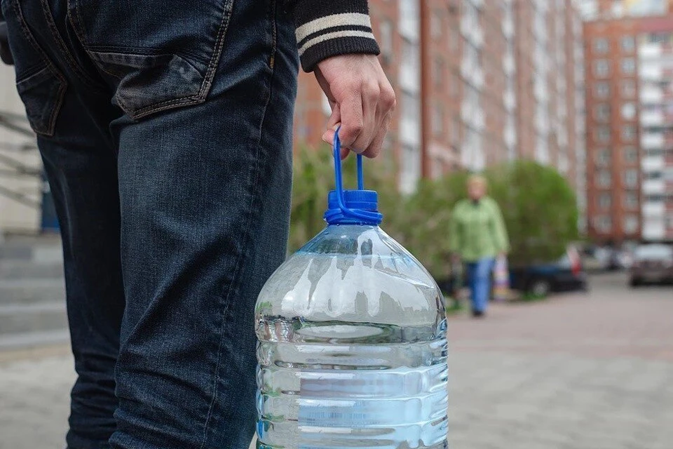 Недорогую воду можно купить и в торговых сетях, и в магазинах у дома (архивное фото)