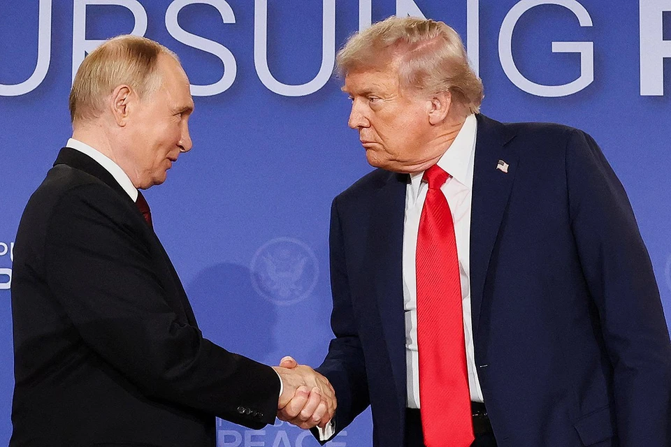 В РФ начали продавать футболки с фотографиями Путина и Трампа на Аляске