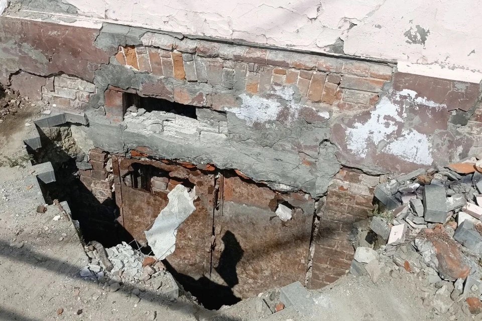 Под тротуаром скрывалась замурованная дверь