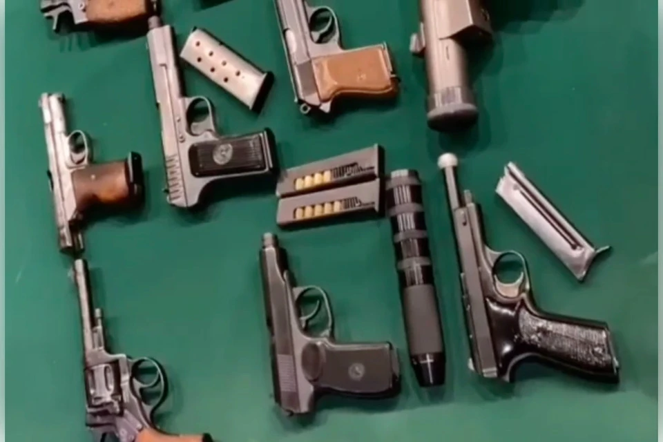 Часть изъятого арсенала. Фото: УФСБ Тверской области.