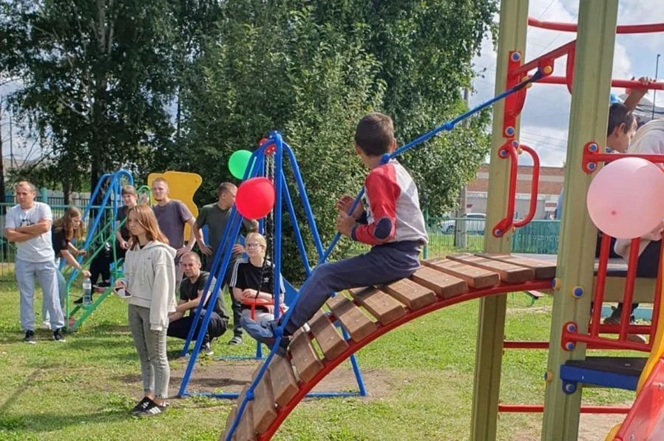 Новая детская площадка открылась в свердловском селе Бобровском. Фото: департамент информационной политики Свердловской области