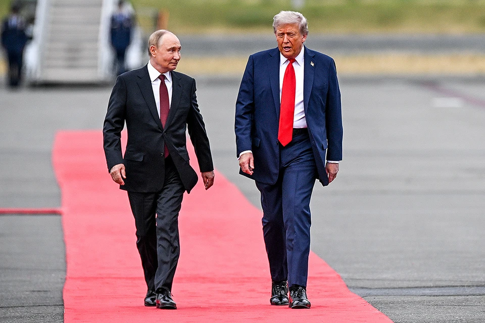 Владимир Путин и Дональд Трамп перед началом переговоров на Аляске. Фото: Сергей Бобылев/POOL/ТАСС