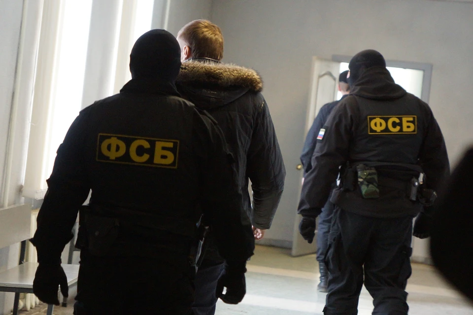 Переоделись в дворников: Операция по задержанию готовившего поджог иностранца сняли на видео