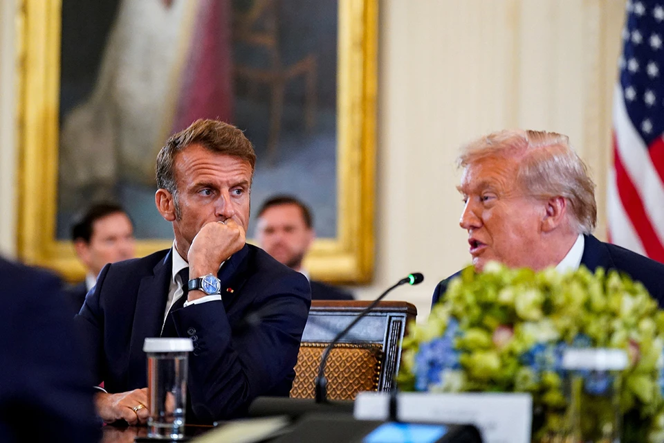Белый дом опубликовал фото во время телефонного разговора Трампа с Путиным