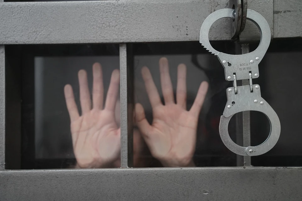 В Петербурге арестовали сторонницу ЛГБТ* за насилие над 12-летней девочкой