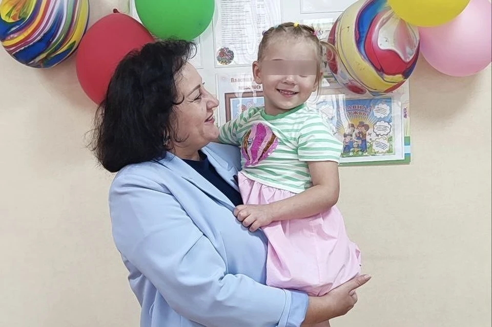 Никаких проблем в общении со сверстниками и адаптации к новому месту проживания у девочки нет
