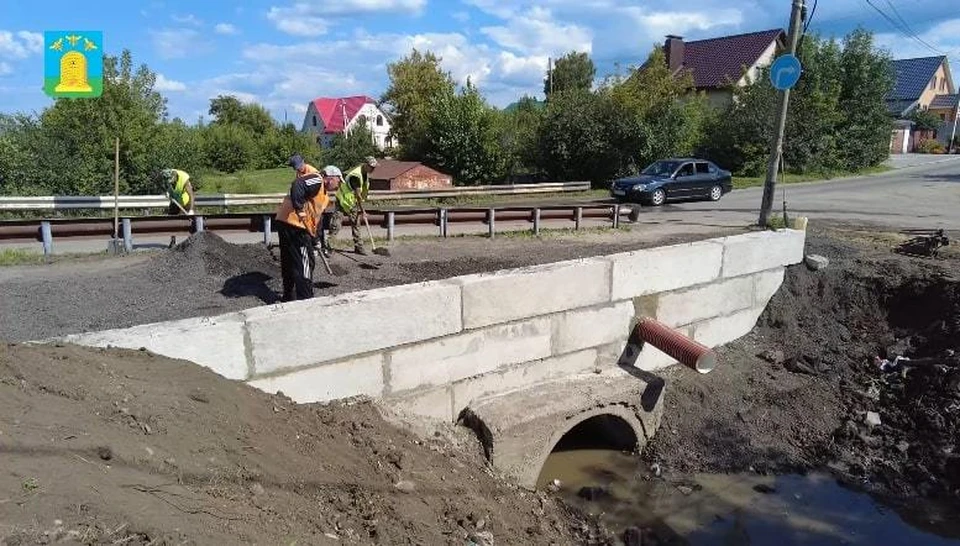 На мосту восстанавливают пешеходную дорожку