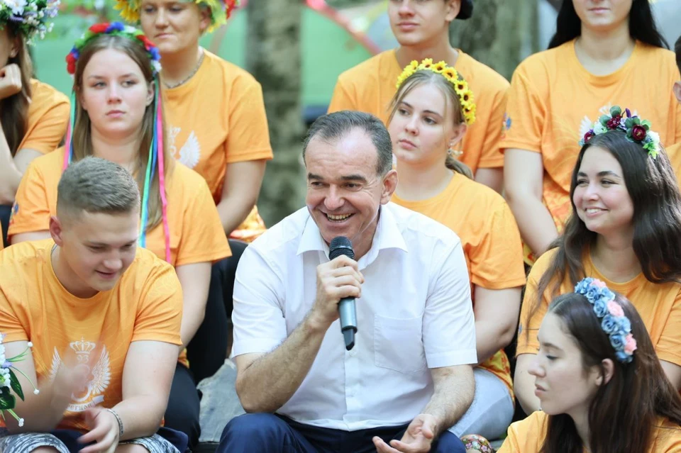 Глава региона встретился с участниками молодежного лагеря. Фото: пресс-службы администрации Краснодарского края.