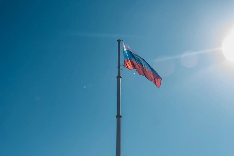 Накануне Дня российского флага триколоры обновили по всему региону. Фото: администрация городского округа Мелитополь