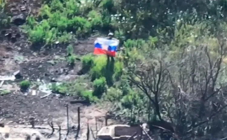 Как поднимают флаг России на освобожденных территориях