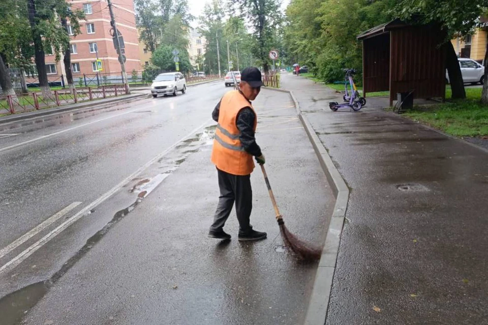 В Иркутске дорожные и коммунальные службы работают в усиленном режиме, чтобы устранить последствия длительных дождей.