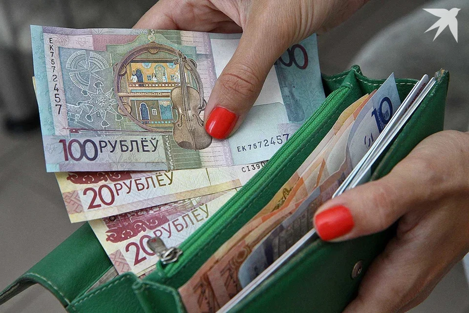 Участковый сказал белорусам о штрафах за выбрасывание мусора с балкона. Снимок носит иллюстративный характер.