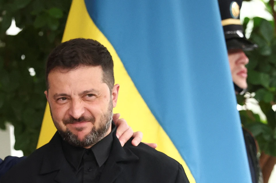Владимир Зеленский в День флага, который на Украине отмечали в эту субботу отверг возможность территориальных уступок.