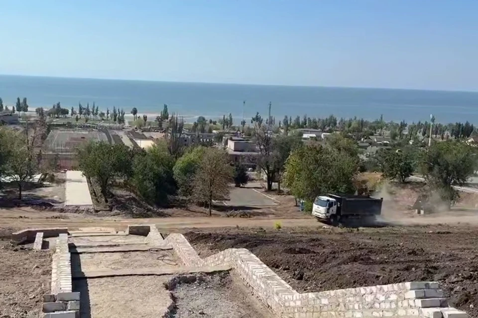В Мариуполе благоустраивают парк с видом на Азовское море. Фото: ТГ/Побратимство Петербурга и Мариуполя