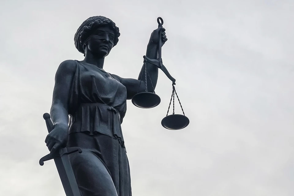 В Канске из заброшенной квартиры выселяют семью погорельцев