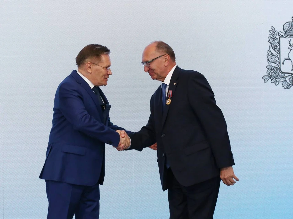 Генеральный директор Госкорпорации «Росатом» Алексей Лихачев вручил знак отличия «Академик И.В. Курчатов» I степени ректору НГТУ им. Р.Е. Алексеева Сергею Дмитриеву. Фото: управление информационной политики НГТУ Алексеева.