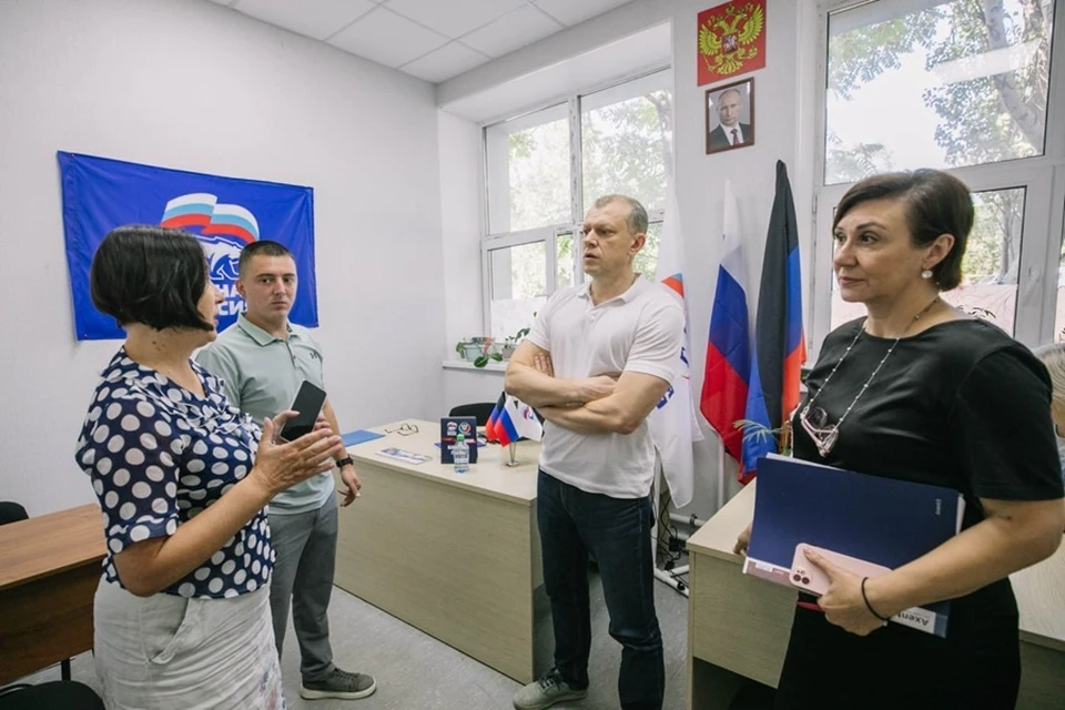 Глава Мариуполя ознакомился с работой городской приемной «Единой России». Фото: ТГ/Кольцов