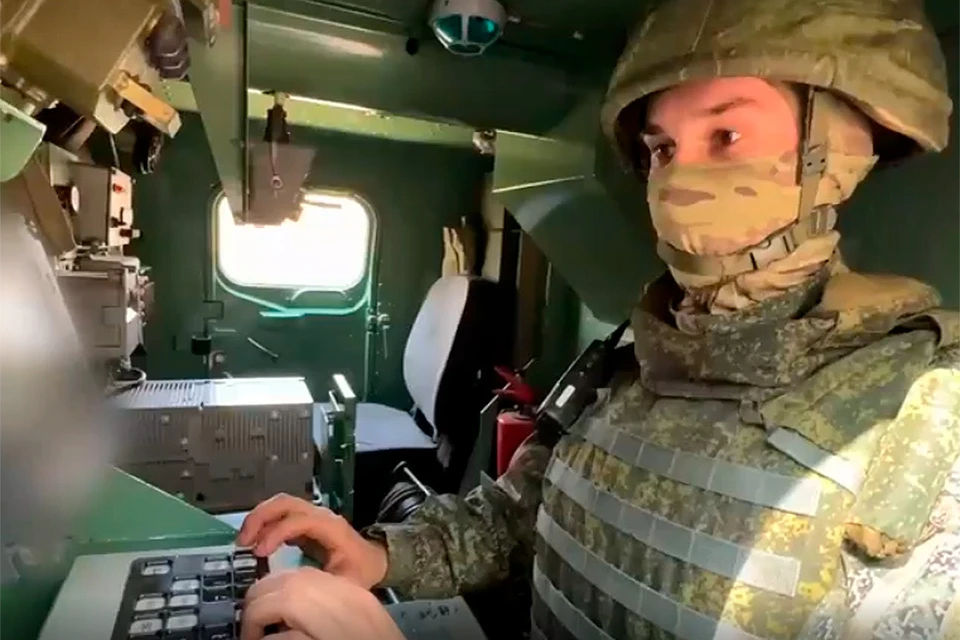 Минобороны России демонстрирует кадры боевой работы расчета реактивных систем залпового огня (РСЗО) «Торнадо-С» 79-й гвардейской реактивной артиллерийской бригады группировки войск «Запад».