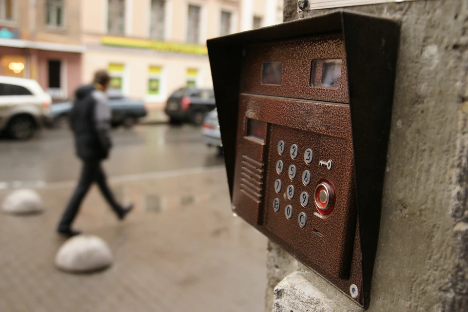 Аферисты придумали двухэтапную схему обмана с получением кода от домофона
