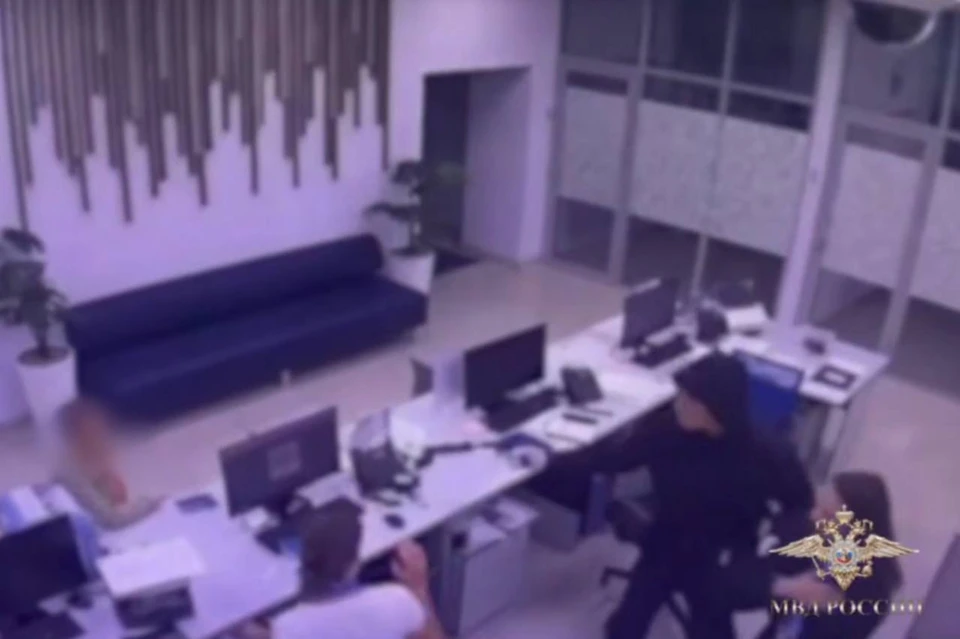 В Новосибирске задержали серийного грабителя банков. Фото: скриншот из видео МВД