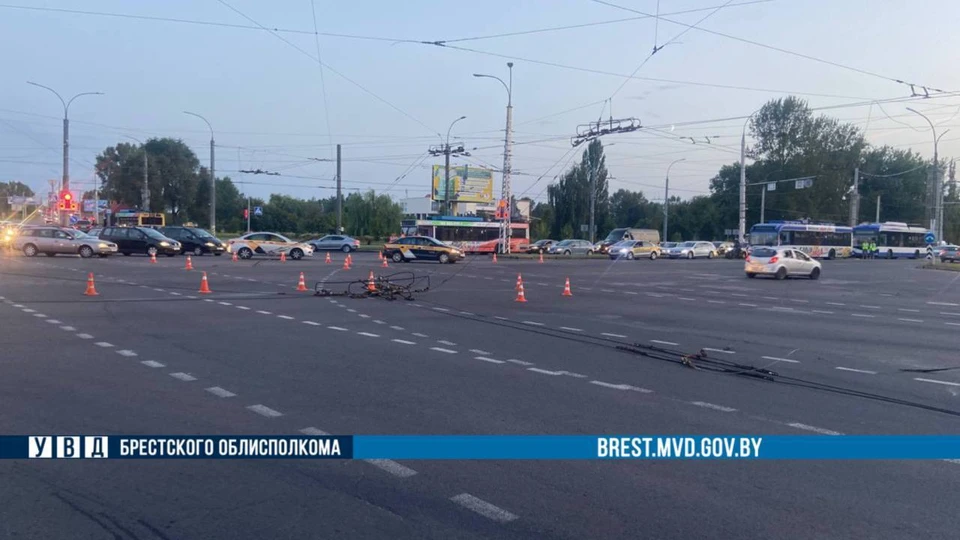 Пять автомобилей повреждено из-за оборвавшейся контактной сети в Бресте. Фото: телеграм-канал УВД Брестского облисполкома
