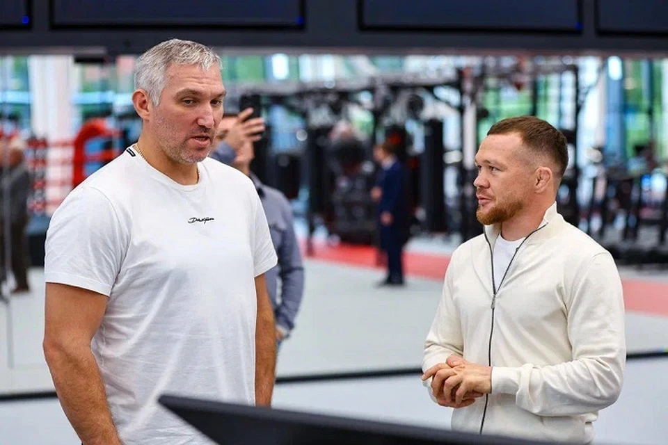 Легендарных хоккеистов встретил экс-чемпион UFC Петр Ян. Фото: пресс-служба Академии спорта РМК