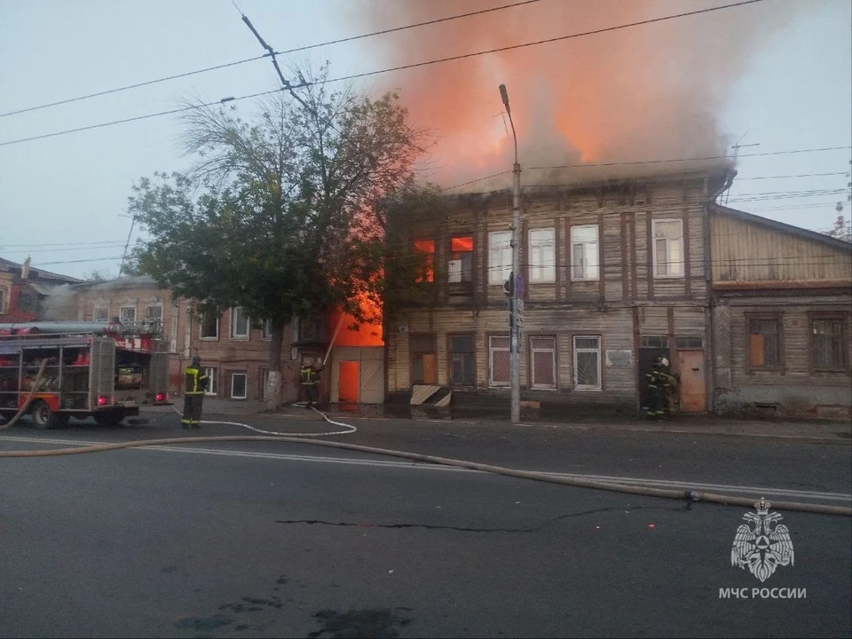 Горят три нежилых дома на площади 600 кв. м. Фото: ГУ МЧС по Самарской области